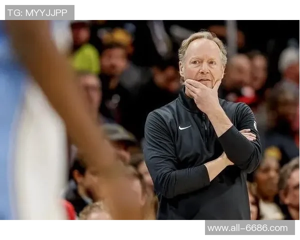 布克失误频繁引发主帅关注对手防守策略显著影响表现 布克失误频繁引发主帅关注对手防守策略显著影响表现